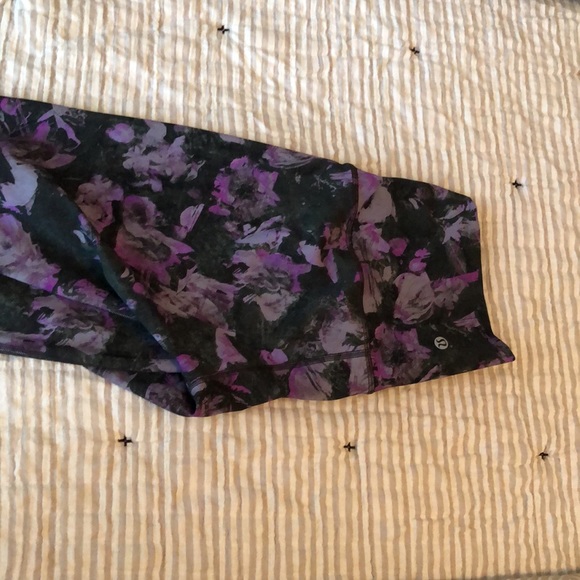 Gorgeous LuluLemon WunderUnder leggings - Picture 2 of 3